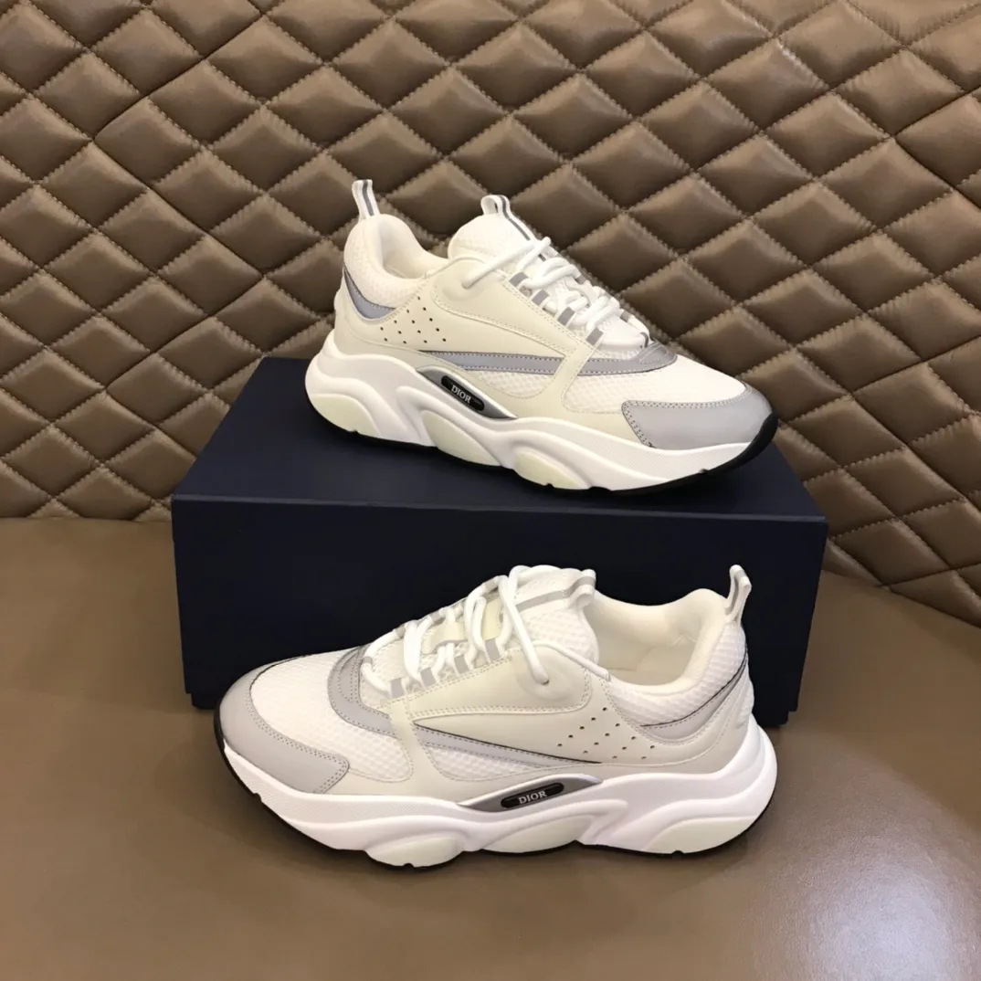 Factory price: 480💰 ◾️▫️Dior D®️ x 🆕 (high version) B22 men's jogging fashion sneakers, this single product draws inspiration from retro jogging shoes. It adopts a thick low-top design, with an upper made of black cow leather and mesh fabric, and a black and white engraved rubber sole. Black mesh fabric tongue and heel counters complement black laces, with an embossed "Di~r" logo embellishment on the side. These sneakers can be mixed and matched with a classic suit for a sporty chic look! Size: 39-45 (38, 46 can be customized)